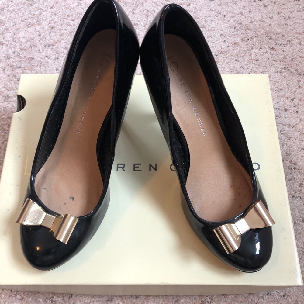 Black heels with gold bow